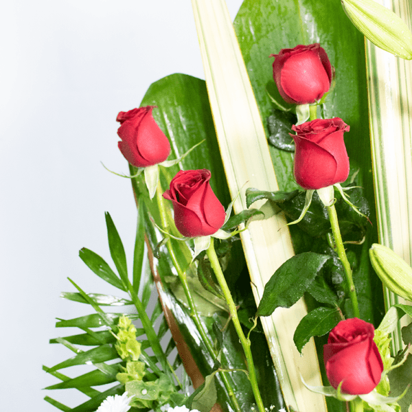 Elegante Adorno de flores con Rosas - Demostración de Amor detalle