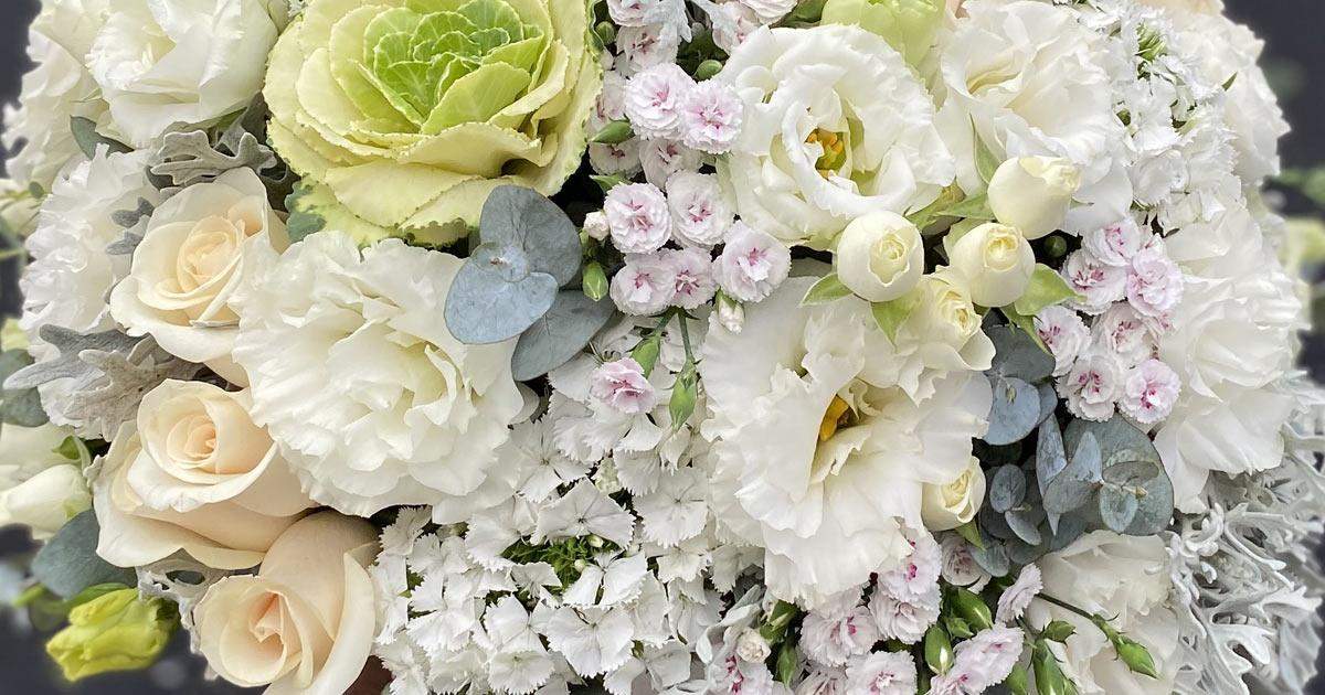 ¿Qué significan las flores blancas en un funeral?